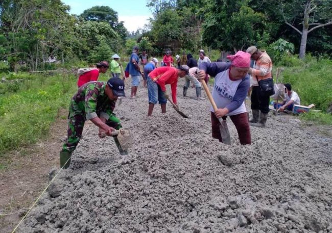 Babinsa  Bantu Warga, Perbaiki Jalan Rusak di Kampung Sawara Jaya Waropen