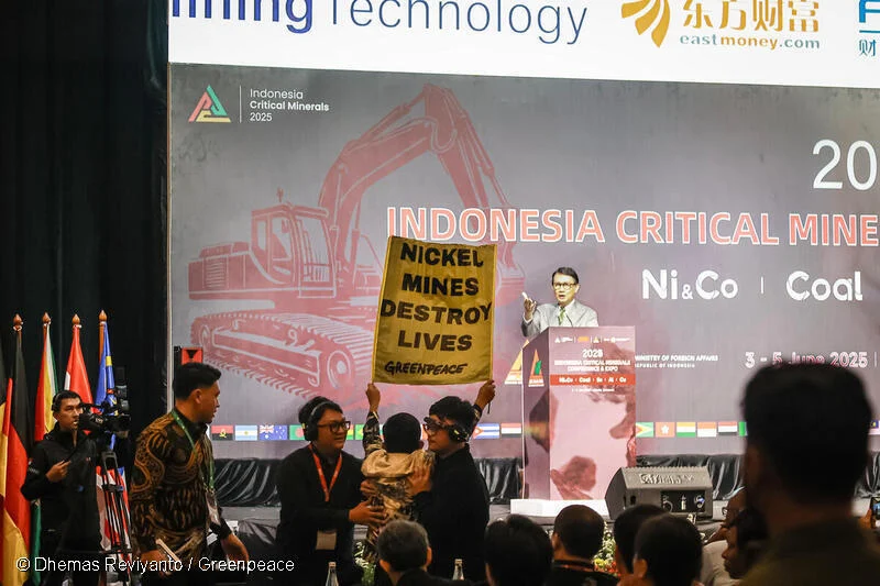 Teriakan Save Raja Ampat dari Aktivis Greenpeace Warnai Aksi di Konferensi Nikel Internasional Teriakan Save Raja Ampat dari Aktivis Greenpeace Warnai Aksi di Konferensi Nikel Internasional
