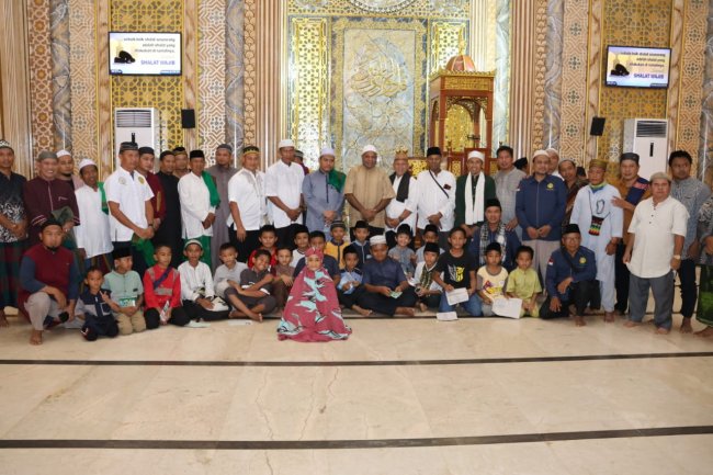 Safari Rhamadan, Mathius Fachiri Beri Bantuan di Masjid Agung Keerom