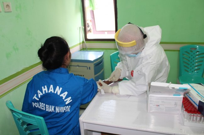 Polres Biak Lakukan Rapid Test Bagi 52 Tahanan