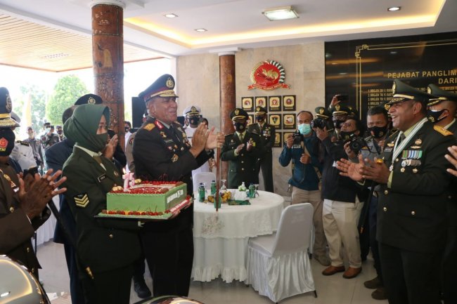 Ikuti Upacara Secara  Virtual HUT TNI ke-75, Kapolda Papua Berikan Surprise kepada Pangdam