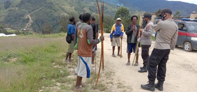  Binmas Noken Sambangi Tua Adat Di Ditrik Balingga dan Sampaikan Himbauan Kamtibmas