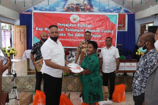  Kapolda Bersama The Spirit Of Papua Salurkan Bantuan kepada Masyarakat Terdampak Covid-19 di Gereja EL-Roi
