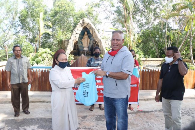 Kapolda Bersama Tim the Spirit of Papua Salurkan Bantuan di Gereja