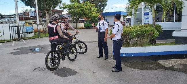 Personil Polres Biak Berpatroli dengan Menggunakan Sepeda Sampaikan Pesan Kamtibmas