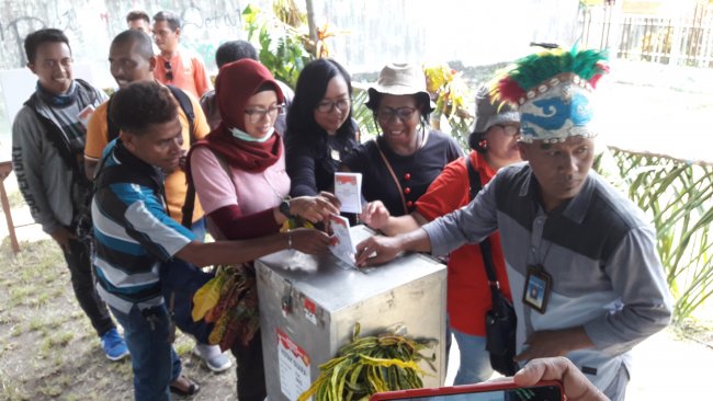 Jurnalis Papua Ramai-Ramai Coblos di TPS 005 Abepantai Kota Jayapura