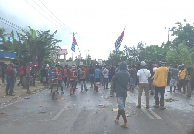 Massa Pendemo Kibarkan Dua Bendera Bintang Kejora di Amban Manokwari