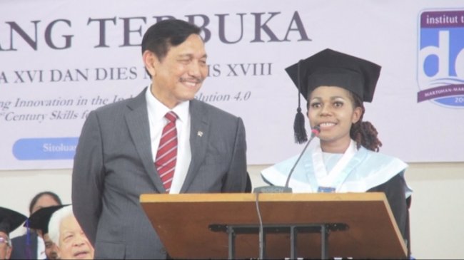 Elvira Wenda Bikin Bangga  Bupati Tolikara di Institute Del Toba Samosir