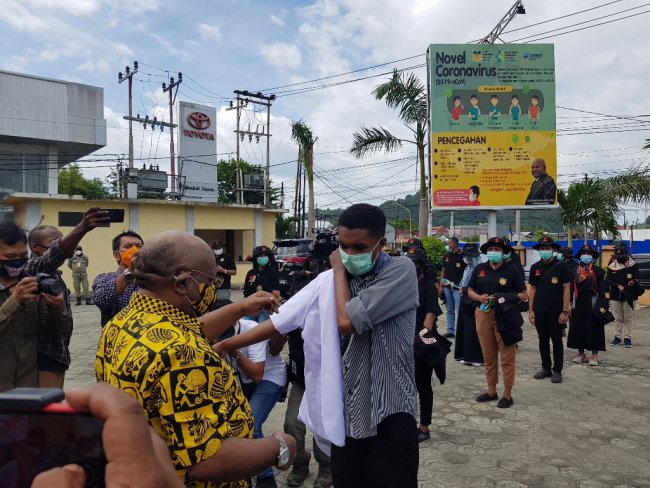 Wagub Papua Lepas Tenaga Relawan Covid-19  ke 16 Kabupaten Kota 