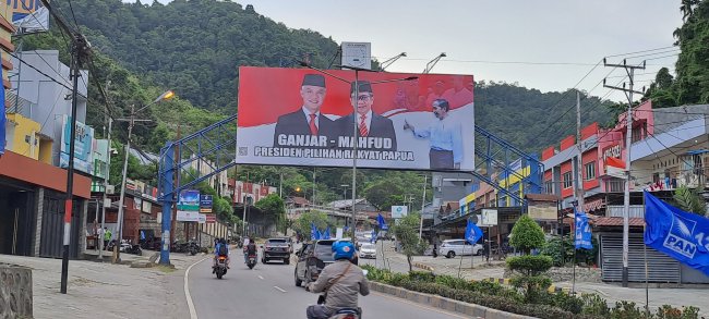 Jokowi Beri Acungan Jempol Capres Ganjar dan Cawapres Mahfud