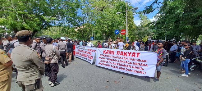 Aparat Keamanan dan Satpol Hadang Pendemo Agar Tak Mendekat di Kantor Walikota