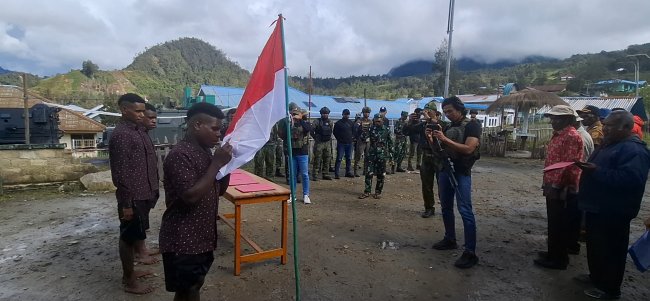 Empat Anggota KKB Kodap III Sinak Nyatakan Ikrar Setia kepada NKRI di Puncak, Papua Tengah Empat Anggota KKB Kodap III Sinak Nyatakan Ikrar Setia kepada NKRI di Puncak, Papua Tengah