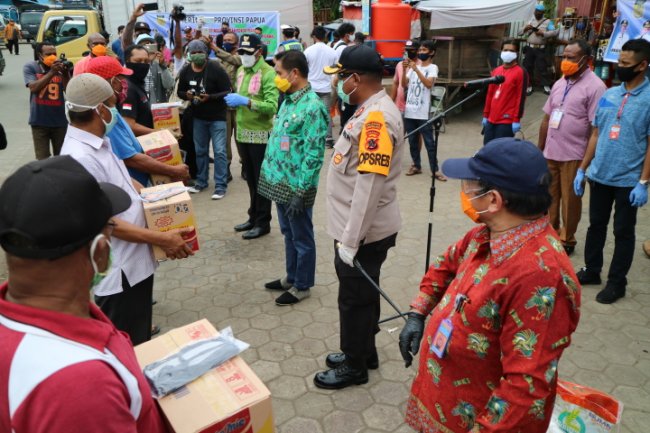 Hari Pertama Karantina, Warga Pasar Hamadi Terima Paket Sembako dari Pemprov Papua