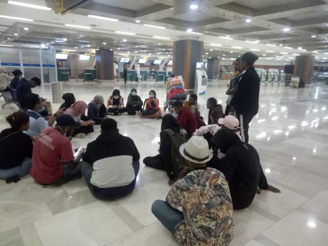 Bandara Ditutup, Ribuan APD Tertahan Hingga Puluhan Mahasiswa Terlantar