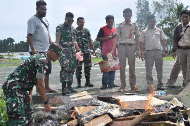 Satgas Yonif PR 501 Kostrad dan Balai Karantina Jayapura Musnahkan Kulit Buaya Ilegal