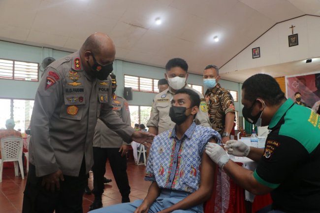 Pelaksanaan Vaksinasi Merdeka di SMK YPPK Teruna Bakti, Kapolda :  Vaksinasi Bertujuan Menyehatkan Masyarakat Papua 
