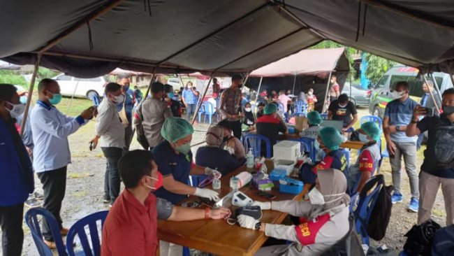 Dapur Lapangan TNI-Polri Bersama Bhayangkari, Terus Bagikan Makanan