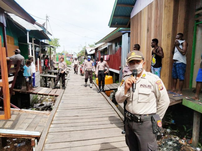 Unit Reaksi Cepat Polres Asmat Patroli dan Sosialisasi Pencegahan Covid-19