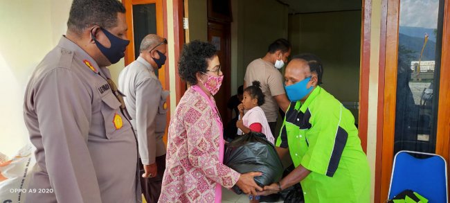  Ketua Bhayangkari Cabang Tolikara Berikan Bantuan Sembako Kepada Cleaning Service