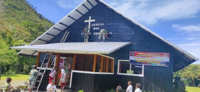 Kodim Puncak Jaya Bersama Warga Lakukan Pengecatan Gereja Dondobaga Mulia 