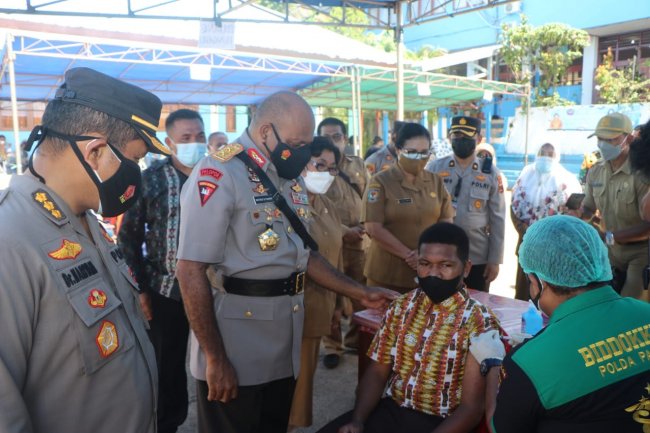 Kapolda Papua Tinjau Vaksinasi di SMA Negeri 2 Jayapura