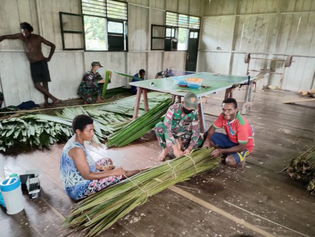 Satgas TNI Ajarkan Keterampilan Buat Atap Rumah Dari Daun Pohon Sagu