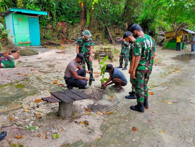  Polres Biak Bersama Tni Lakukan Penanaman Pohon serta Pembersihan Area Pasar dan Pantai