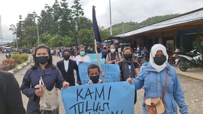Nakes Turun Jalan Pasca Tewasnya Rekan Seprofesi Yang Dibunuh KKB, 1000 Lilin Tanda Duka