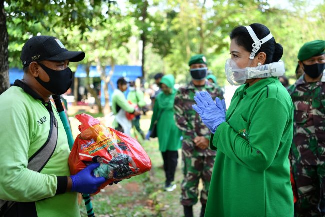 Ibu Hetty Andika Perkasa Bagikan Sembako untuk Petugas TPU Pondok Ranggon