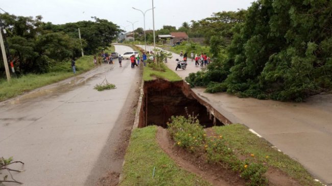 Jalan Selatan Kota Cilegon Ambles Terguyur Hujan