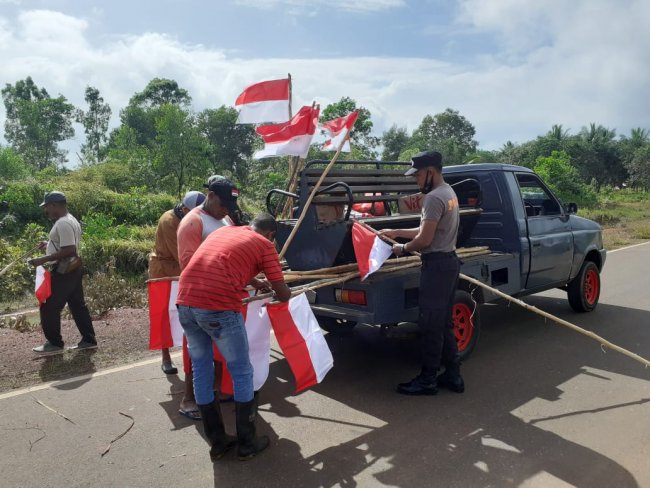 Sinergitas TNI - Polri Bersama Warga Lakukan Pemasangan Ratusan Bendera di Perbatasan Sota Ri-PNG