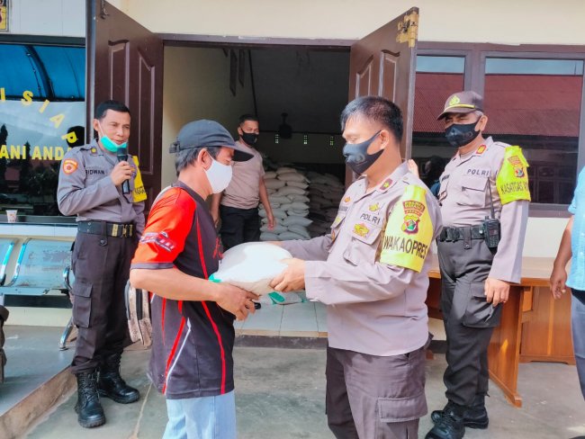Peringati Hut Bhayangkara, Polres Merauke Berikan Bantuan Beras untuk Komunitas Sopir