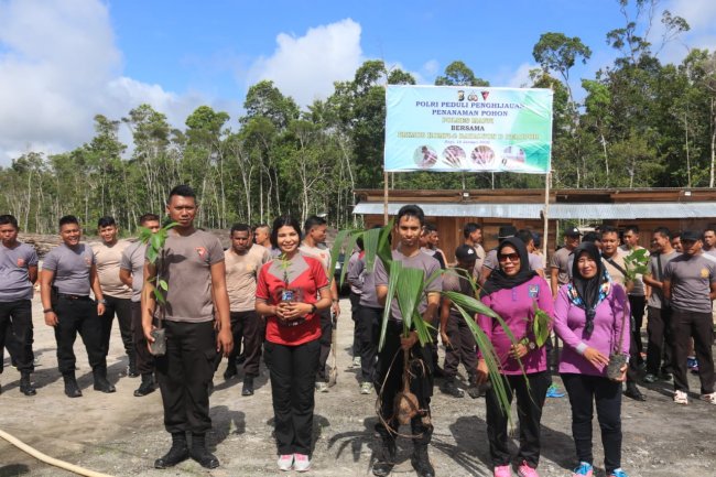 Penanaman Pohon Sebagai Wujud Nyata Polres Mappi Peduli Penghijauan