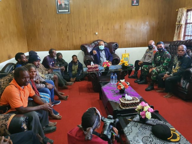 Wakapolda Papua dan Danrem 173/PVB  Berikan Santunan kepada Keluarga Pdt  Yeremias Zanambani