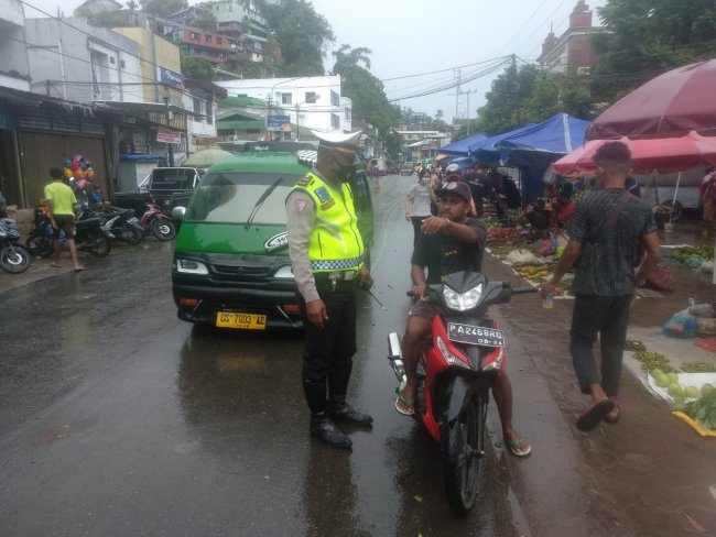 Hujan Bukan Halangan,  Tertibkan Pengendara dan Himbaun Protkes