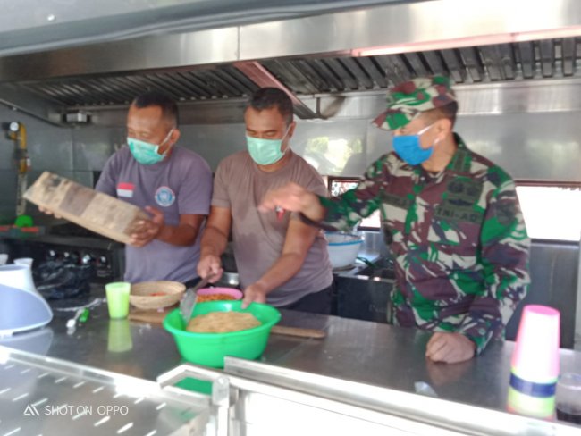 Sinergitas TNI Polri, Berbagi Makan Siang Gratis untuk Warga di Jayapura