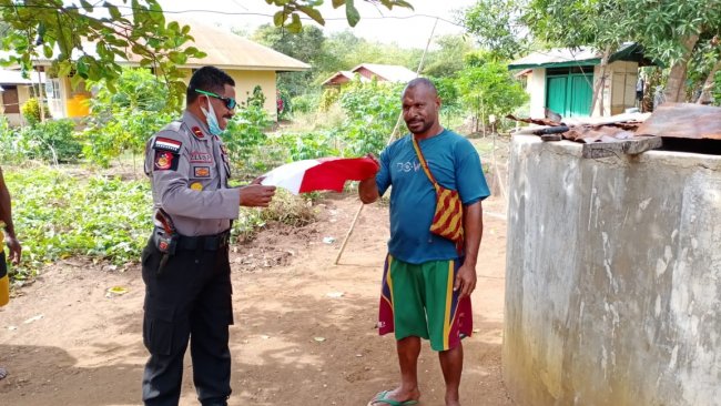 Gelorakan Semangat Merah Putih, Kapolsek Onggaya Bagikan Bendera kepada Masyarakat