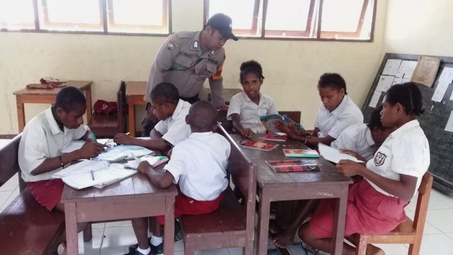 Polres Keerom Laksanakan Polisi Pi Ajar Sekolah di kampung Kali Mo