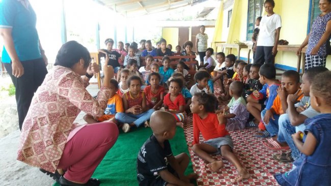 Yayasan Kemala Bhayangkari Gelar Gerakan Belajar Membaca Untuk Anak-Anak Papua