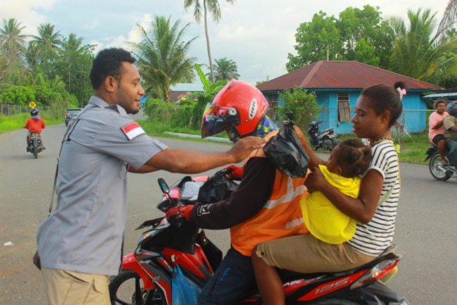 Sat Reskrim Polres Sarmi Bagi-Bagi Takjil Di Jalan 