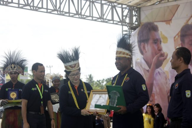 Gubernur Papua Barat Terima Penghargaan Menkes