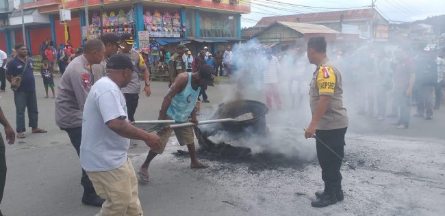 Kecewa Kepada Penyelenggara Pemilu Jalan Yos Sudarso Manokwari Dibakar Ban Bekas