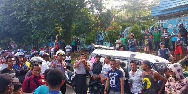 Sopir Taxi Dianiaya Hingga Tewas, Jalan Utama Dok IX Dipalang