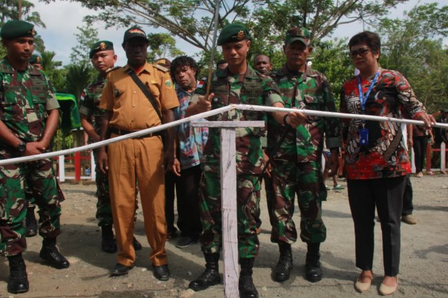 Satgas Pamtas Yonif 328 Bantu Warga Kampung Yetti Atasi Krisis Air