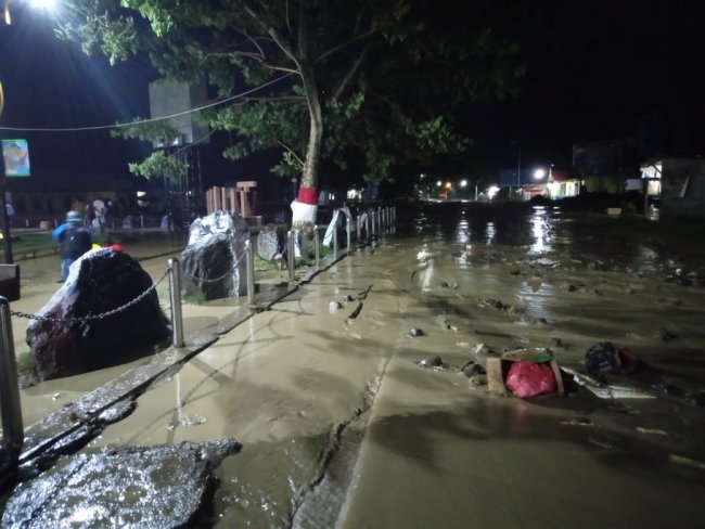 Wasior Kota Banjir, Tanah Lumpur Tebal Tutupi Jalan Utama