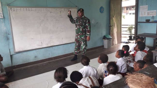Murid SD Trimuris Diajari Membaca dan Menulis Oleh Pak Tentara