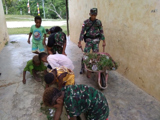 Kebersamaan TNI dan Warga Kampung Yabanda, Gotong Royong Bersihkan Gereja 