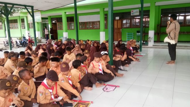 TNI Latih P3K Siswa SMP IT Nurul Huda Arso