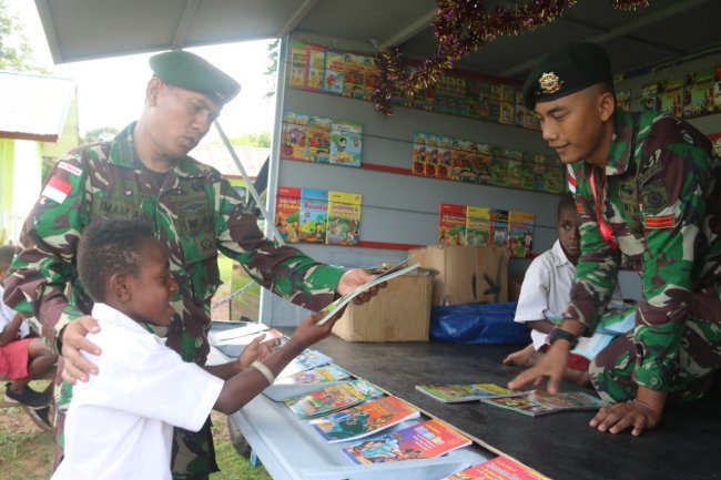Majukan Pendidikan di Perbatasan RI -PNG, TNI Hadirkan Mobil Pintar