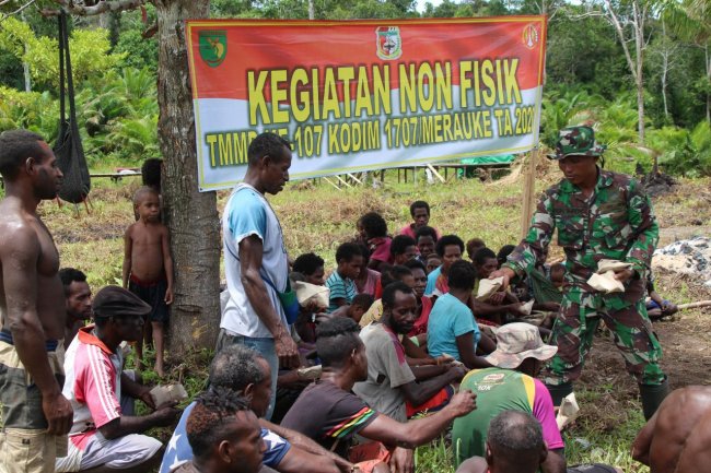Selain Bangun Rumah, Satgas TMMD Lakukan Komsos dengan Masyarakat Kampung Epem